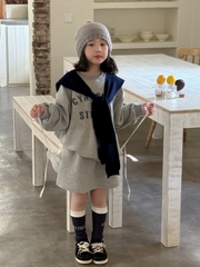 Set Ngắn Áo Váy Xám Chữ Xanh KM