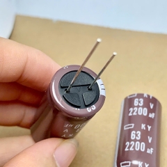 2 cái tụ điện hóa 2200uF 63V 2200uF 63V2200uF KY hãng NCC kích thước 18x40mm