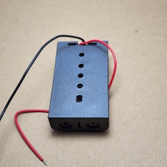 HỘP ĐẾ ĐỰNG PIN 1.5V AAA ORUM-3X2 2PIN 32x56mm