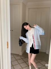 ÁO CARDIGAN THOM BROWNE TB STRIPE (BABY BLUE)