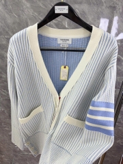 ÁO CARDIGAN THOM BROWNE TB STRIPE (BABY BLUE)