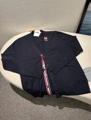 ÁO CARDIGAN THOM BROWNE TB LOGO NECK (NAVY)