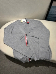 ÁO CARDIGAN THOM BROWNE TB LOGO NECK (GREY)