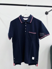 ÁO POLO THOM BROWNE TB STRIPE SLEEVE POCKET (NAVY)
