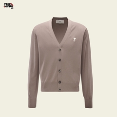 ÁO CARDIGAN AMI PARIS MOTIF (TAUPE BROWN)
