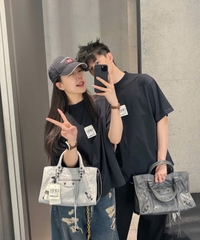 ÁO THUN BALENCIAGA BLCG 520 AIRPORT TAG (BLACK)