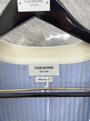 ÁO CARDIGAN THOM BROWNE TB STRIPE (BABY BLUE)