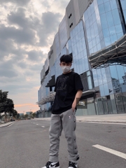 LOUIS VUITTON TEE - Áo Louis Vuitton Stitch Print And Embroidered (Black) [Mirror Quality]