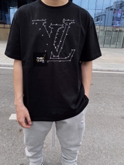 LOUIS VUITTON TEE - Áo Louis Vuitton Stitch Print And Embroidered (Black) [Mirror Quality]