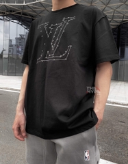 LOUIS VUITTON TEE - Áo Louis Vuitton Stitch Print And Embroidered (Black) [Mirror Quality]