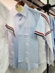 THOM BROWNE SHIRT - Áo sơ mi Thom Browne Seensucker Grosgrain Cuff Straight (Light Blue) [MIRROR QUALITY]