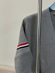 ÁO CARDIGAN THOM BROWNE TB MILANO GROSGRAIN V-NECK (GREY)