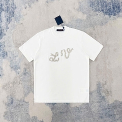 ÁO THUN LOUIS VUITTON LV EMBELLISHED SNAKE RIBBON (CREAM)