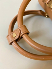 TÚI MIUMIU ARCADIE ZIPPED HAND BAG (COGNAC)