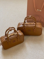 TÚI MIUMIU ARCADIE ZIPPED HAND BAG (COGNAC)