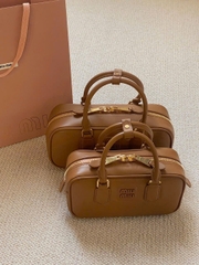 TÚI MIUMIU ARCADIE ZIPPED HAND BAG (COGNAC)