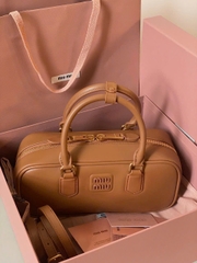 TÚI MIUMIU ARCADIE ZIPPED HAND BAG (COGNAC)