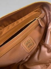 TÚI MIUMIU ARCADIE ZIPPED HAND BAG (COGNAC)