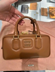 TÚI MIUMIU ARCADIE ZIPPED HAND BAG (COGNAC)