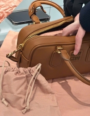 TÚI MIUMIU ARCADIE ZIPPED HAND BAG (COGNAC)
