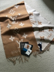 KHĂN QUÀNG LOUIS VUITTON LV ESSENTIAL MONOGRAM (BEIGE)