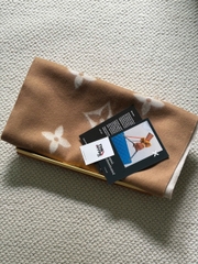 KHĂN QUÀNG LOUIS VUITTON LV ESSENTIAL MONOGRAM (BEIGE)