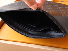 TÚI CLUTCH LOUIS VUITION MONOGRAM (GREY)