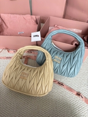 TÚI MIU MIU WANDER MATELASSÉ NAPPA LEATHER HOBO (SOY GREEN)