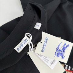 ÁO THUN BURBERRY BBR LOGO DETAILED (BLACK)