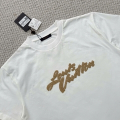 ÁO THUN LOUIS VUITTON LV EMBROIDERED SIGNATURE (WHITE)