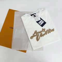 ÁO THUN LOUIS VUITTON LV EMBROIDERED SIGNATURE (WHITE)