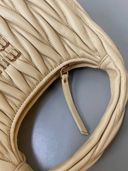 TÚI MIU MIU WANDER MATELASSÉ NAPPA LEATHER HOBO (SOY GREEN)