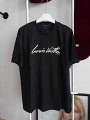 ÁO THUN LOUIS VUITTON CURSIVE (BLACK)