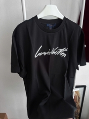 ÁO THUN LOUIS VUITTON CURSIVE (BLACK)