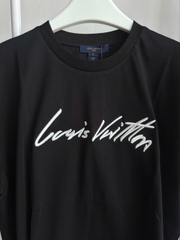 ÁO THUN LOUIS VUITTON CURSIVE (BLACK)
