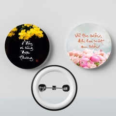 SET 3 PIN CÀI IN TRANH THƯ PHÁP 4x4CM ( 3 THÔNG ĐIỆP NGẪU NHIÊN)