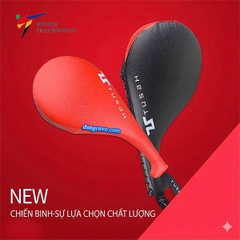 Vợt Đá Đôi TUSAH Vân Carbon Cao Cấp – Đích Đá Taekwondo Chuẩn WT