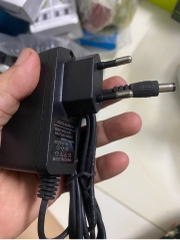 Cục sạc 12V1.5A đen chui tròn No 013P