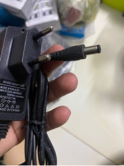 Cục sạc 12V1.5A đen chui tròn No 013P