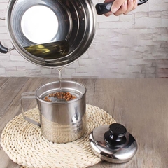 Ca Lọc Dầu Ăn Inox Có Nắp 1300ml Nồi Oil Pot Lưới Lọc Cặn Đa Năng Gạn Bỏ Chất Béo Dư Thừa Full Box