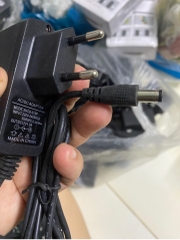 Cục sạc 12V1.5A đen chui tròn No 013P