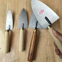 Bay làm vườn, làm hồ xây dựng lưỡi thép CD 10cm ngang, cán gỗ / pktn sale