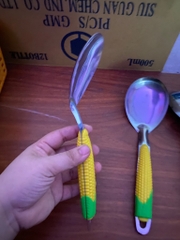 Vá múc cơm, muỗng nêm canh, muỗng xào tay ngắn nhựa hoạ tiết trái bắp xinh xắn, có lỗ treo / pktn sale