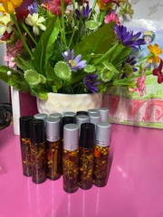 Dầu sâm Gia Truyền dạng Lăn 10ml được làm từ nguyên liệu tự nhiên, chuyên trị Nhức đầu, sổ mũi, nghẹt mũi, côn trùng cắn v.v