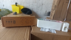 Bộ dụng cụ lấy kem đánh răng 5504-4 LOẠI RẺ NHỰA THƯỜNG 2in1 kèm 4 cốc kiêm kệ đựng bàn chải, lược, đồ dùng cá nhân loại xịn [BH: NONE]