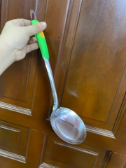Vá múc canh lớn cán nhựa mỏng, có lỗ treo [BH: None] / pktn sale