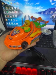 Đồ chơi xe mô hình có người ngồi dây cót cho bé