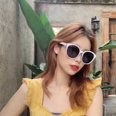 Kính mát, kính thời trang Nữ gọng trắng chữ V, chống nắng, tia UV đi biển- gọng trắng sữa hoặc ngà tuỳ lô / pktn sale