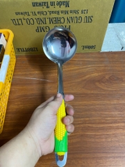 Vá múc canh lớn cán nhựa hoạ tiết trái bắp cute có lỗ treo / pktn sale
