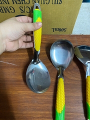 Vá múc cơm, muỗng nêm canh, muỗng xào tay ngắn nhựa hoạ tiết trái bắp xinh xắn, có lỗ treo / pktn sale